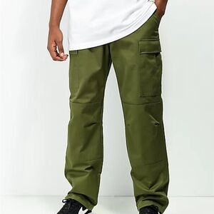 Men’s Empyre brand loose fit olive green cargo skate pants.